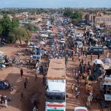 Depuis leur prise de pouvoir, les militaires, dont on voit ici des partisans, ont pris la France pour cible privilégiée.